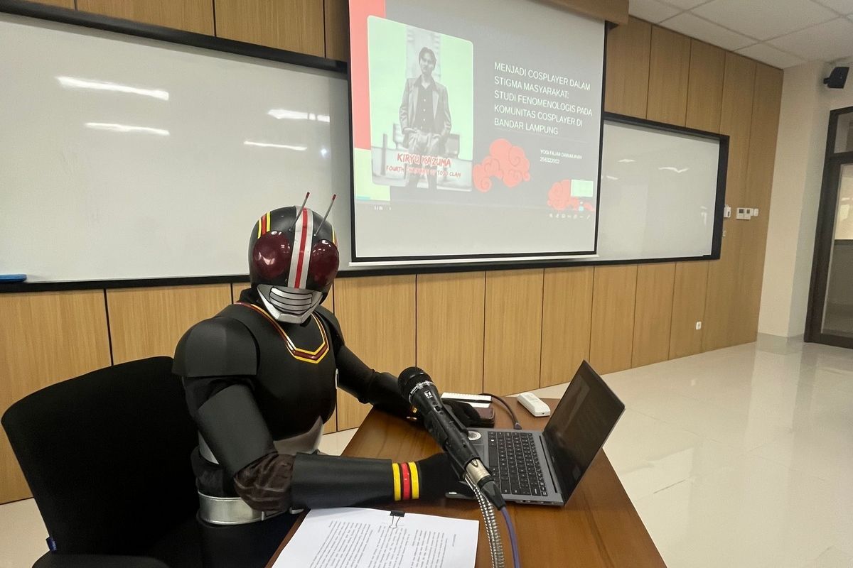 Mahasiswa s2 sidang jadi kamen rider
