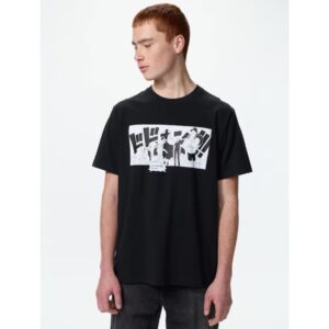 Kaos Uniqlo One Piece Straw Hat Black Manga UT Edition Kaos Uniqlo One Piece Straw Hat Black Manga UT Edition