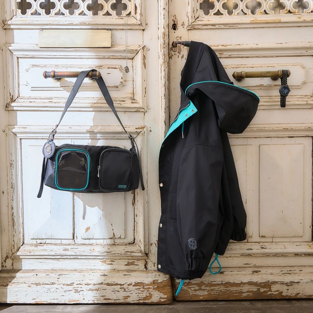 Gnosia Model Outerwear Yuri dengan Detail Mint Green dan Silver Key