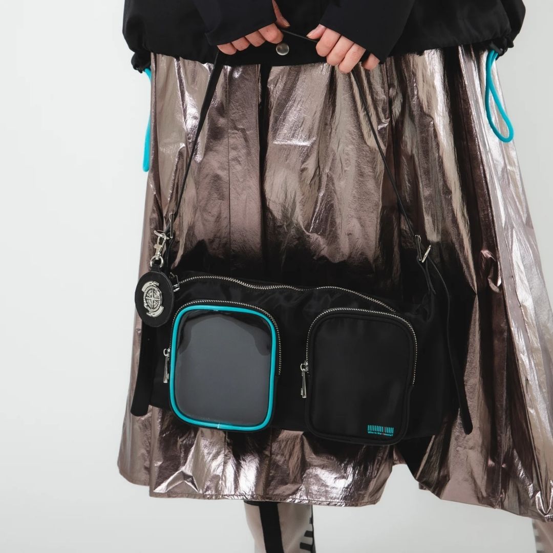 Gnosia Model Bag Shoulder Bag dengan Detail Silver Key dan Desain Yuri