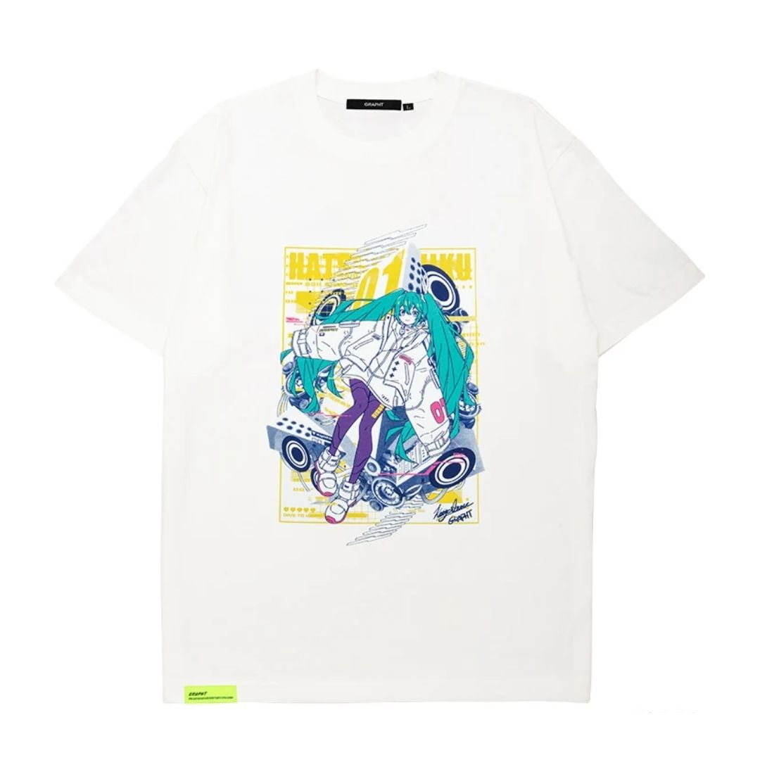 Hatsune Miku T-shirt Keigo Inoue dengan Artwork Layered Putih dan Hitam Hatsune Miku T-shirt Keigo Inoue dengan Artwork Layered Putih dan Hitam