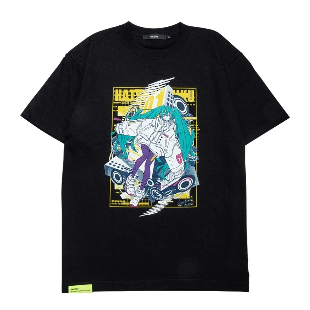 Hatsune Miku T-shirt Keigo Inoue dengan Artwork Layered Putih dan Hitam Hatsune Miku T-shirt Keigo Inoue dengan Artwork Layered Putih dan Hitam
