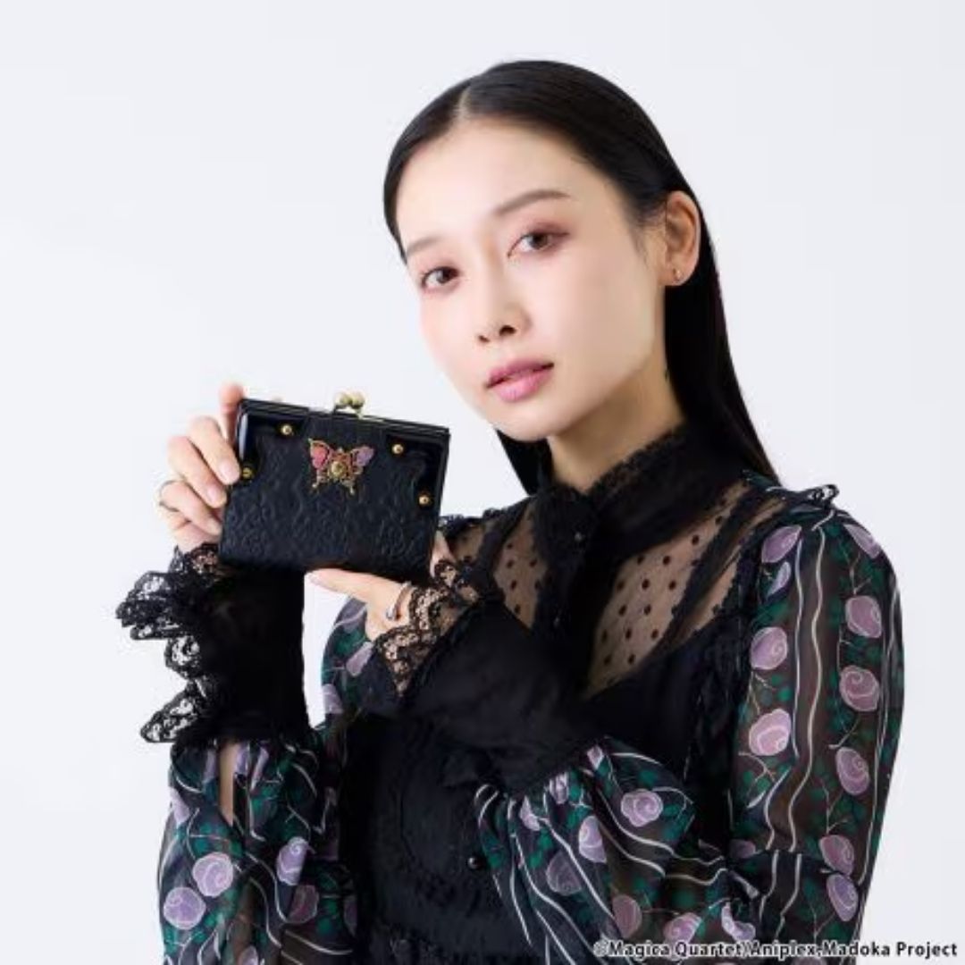 Dompet Lipat ANNA SUI x Madoka Magica Papillon Clasp Eksklusif Dompet Lipat ANNA SUI x Madoka Magica Papillon Clasp Eksklusif